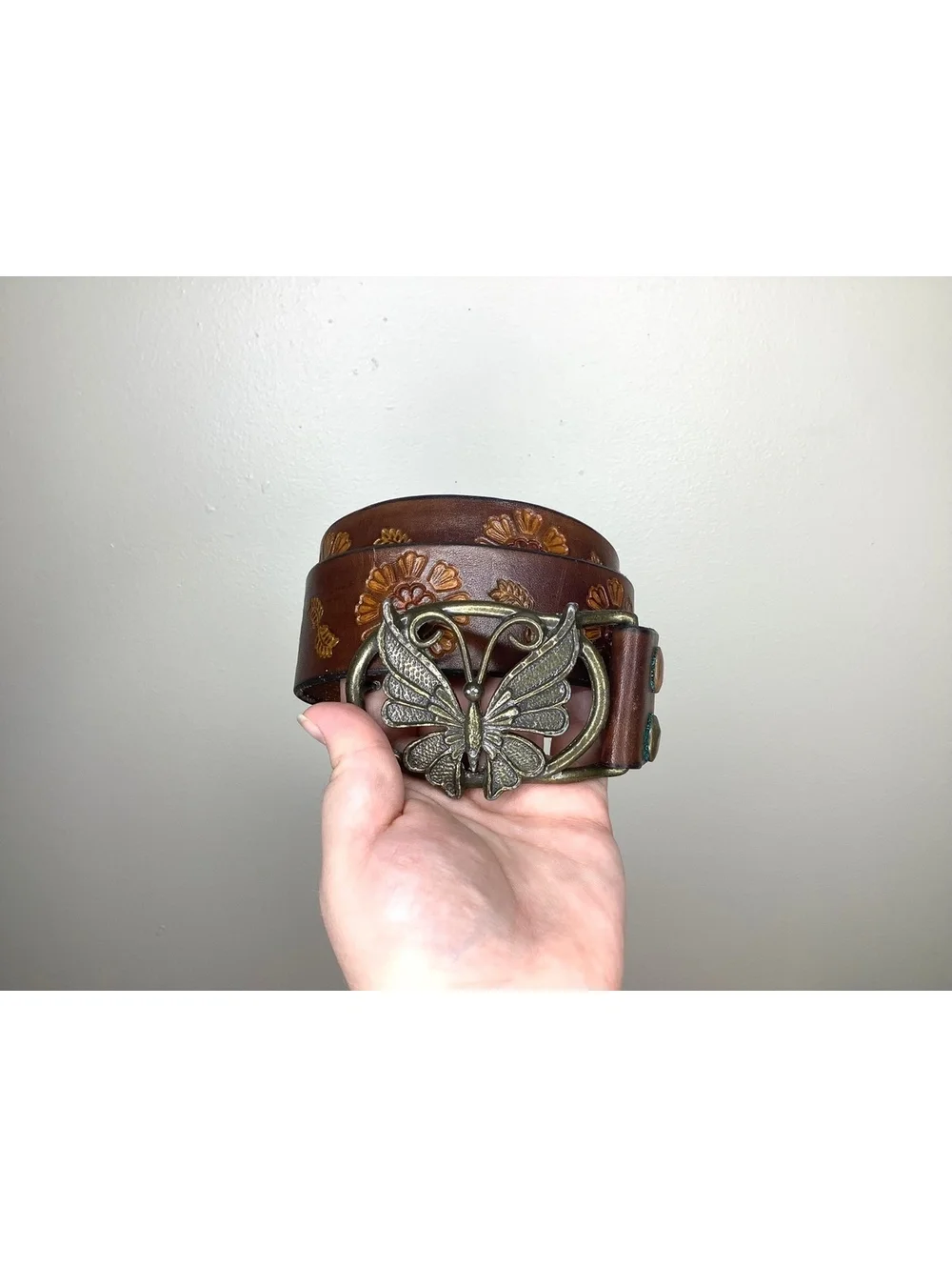 < Vintage Floral Embossed Leather Belt With Butterfly Belt Buckle >